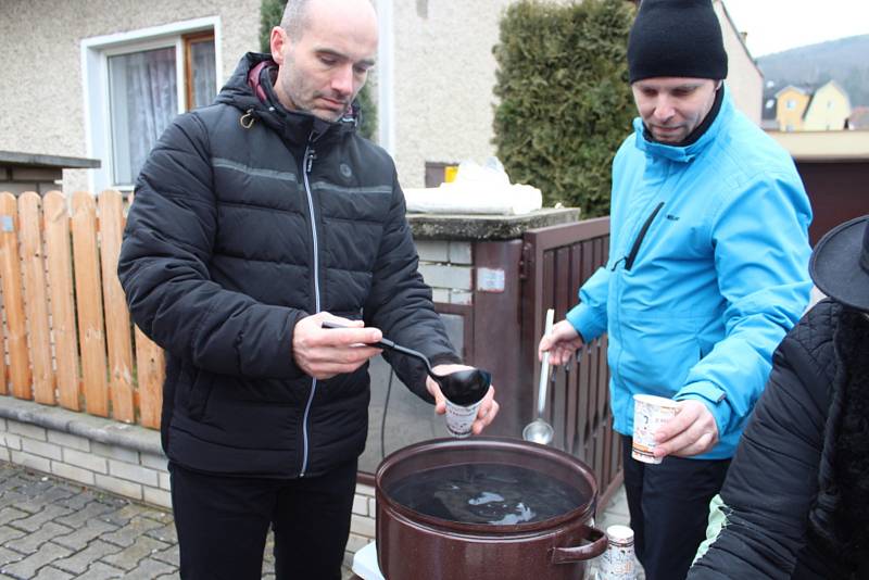 Masopustní průvod v Popovicích provázelo bujaré veselí, hudba, dobré jídlo, pití a tanec.