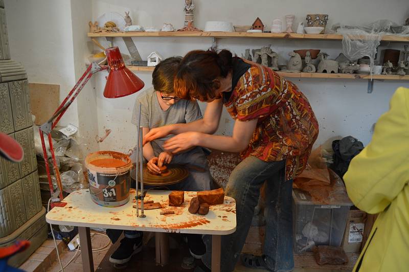 V Muzeu berounské keramiky si mohli příchozí vyzkoušet točení na kruhu, pletení pomlázky či výrobu keramických ozdob.