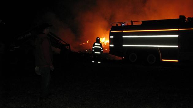 Ve Vižině vzplál stoh, hasiči museli ochlazovat deset metrů vzdálenou budovu s hospodářskými zvířaty