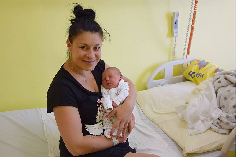 Nela Kolářová se narodila 19. června 2021 ve 4.20 v benešovské porodnici. Po narození vážila 3360 g. S maminkou Janou Linhartovou, tatínkem Martinem Kolářem a sestřičkou Nikolkou (3) bude bydlet v Bystřici.