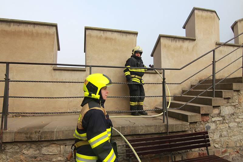 Cvičný požár hradu Karlštejn likvidovalo 14 jednotek.