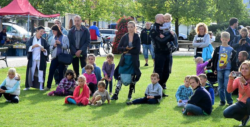 Město Beroun se zaměřilo na prevenci kriminality a sebeobranu dětí i dospělých.  Na Husově náměstí se v úterý konala akce  zaměřená na sebeobranu dětí.  Pro mnohé účastníky akce byla zároveň dobrou inspirací k využití volného času.