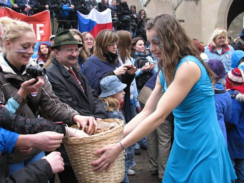 Na hradě Karlštejn školáci protestovali proti těžbě břidlicových plynů frakováním. 