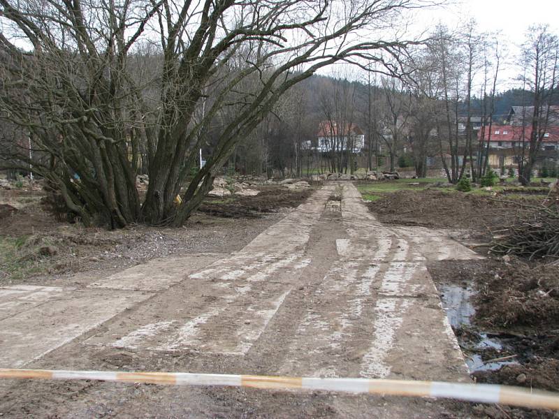 Místo přírodního biokoridoru, který by měl zůstat nedotčen, je u Záskalské přehrady staveniště.