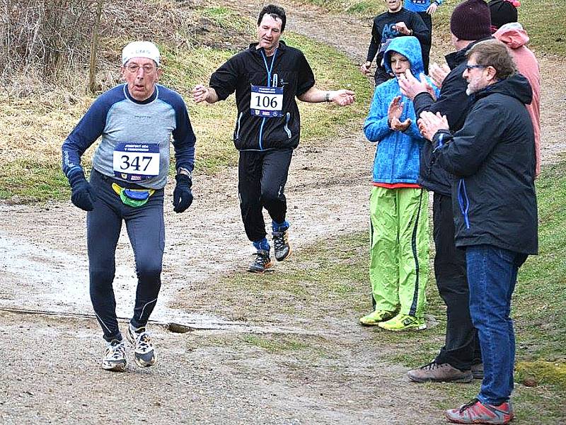 Čtyřiatřicet minut - to je jeho čas na sedmikilometrové trati Josefského běhu v Cerhovicích.