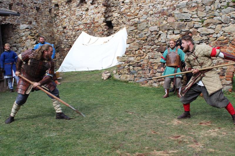 Šermířská utkání z drsného středověku, dobové stánky a další historické zajímavosti si v sobotu užili návštěvníci hradu Točník. 