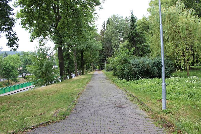 Z mapy zmizí Lázeňská ulice vedoucí kolem rybníka k vlakovému nádraží, nově nese jméno po slavnému rodákovi Miloslavu Troupovi.