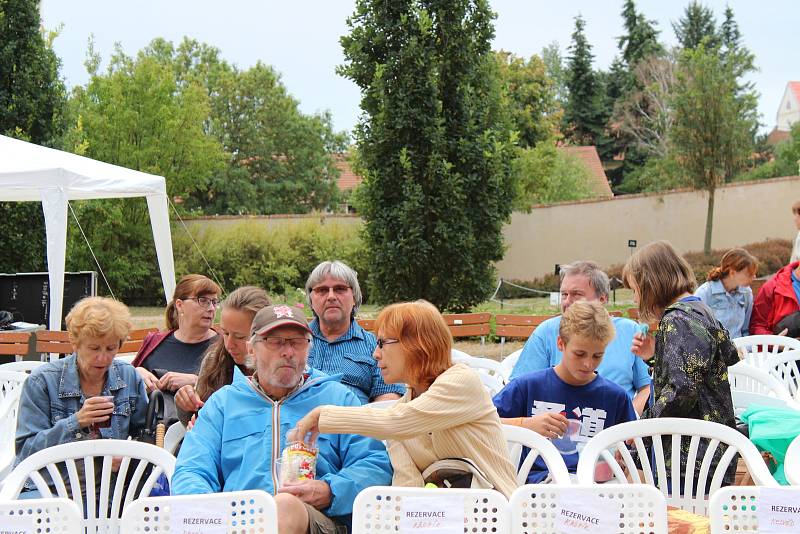 V zahradě zámku v Mníšku pod Brdy se v podání zadnotřebaňských ochotníků uskutečnila další derniéra muzikálu Postřižiny.