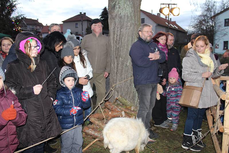 Jubilejní ročník Živého betléma v Otročiněvsi veřejnosti představil Ježíšky, kteří ulehli do kolébky v jesličkách za posledních dvacet let.