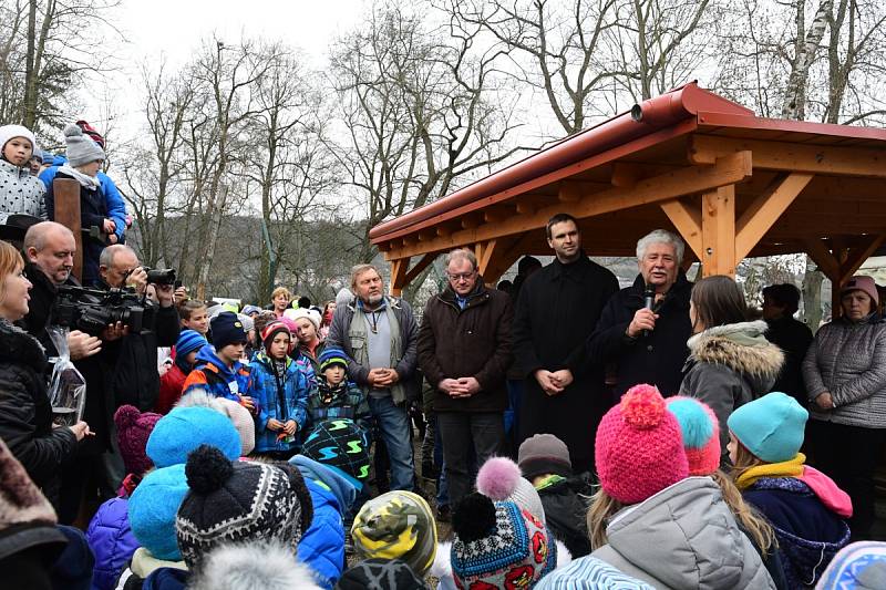 Z oslavy dvacátých narozenin medvědů Kuby a Matěje v areálu medvědária na Městské hoře v Berouně.