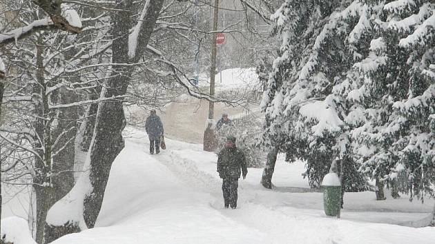 Se sněhem bojovali i řidiči a chodci  v Hořovicích.