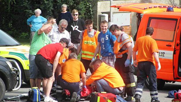 Dopravní nehoda osobního auta s motorkou v Chyňavě