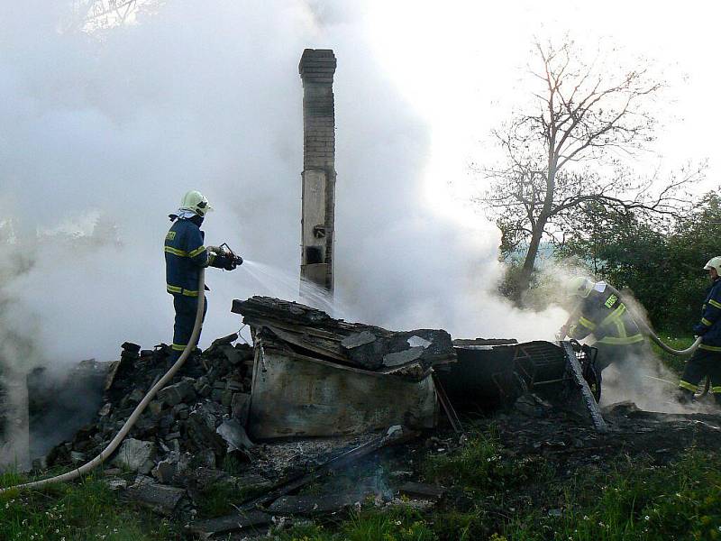 Při požáru chaty uhořel muž