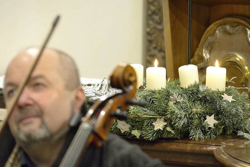 Z koncertu hudebního dua Bárka v kostele svatého Jakuba v Berouně.