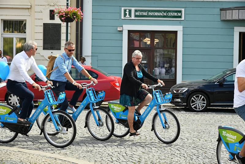 Ze spuštění projektu sdílených elektrokol na Husově náměstí v Berouně.