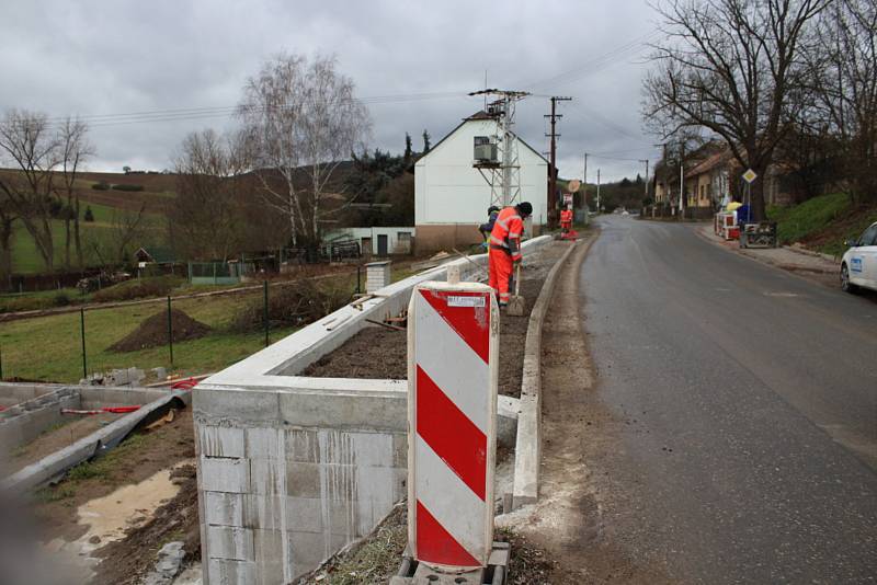 V Zahořanech už přibyly další metry chodníků kolem hlavního silničního tahu.