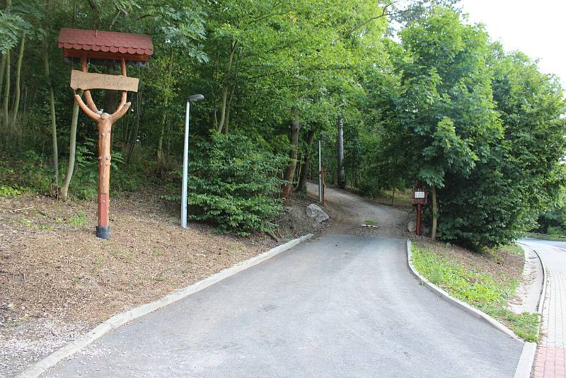 Lesopark Knihov ve Zdicích se stal oblíbeným místem pro pasivní i aktivní odpočinek.