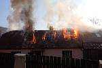 Požár rodinného domu ve Žloukovicích se škodou za jeden a půl milionu.