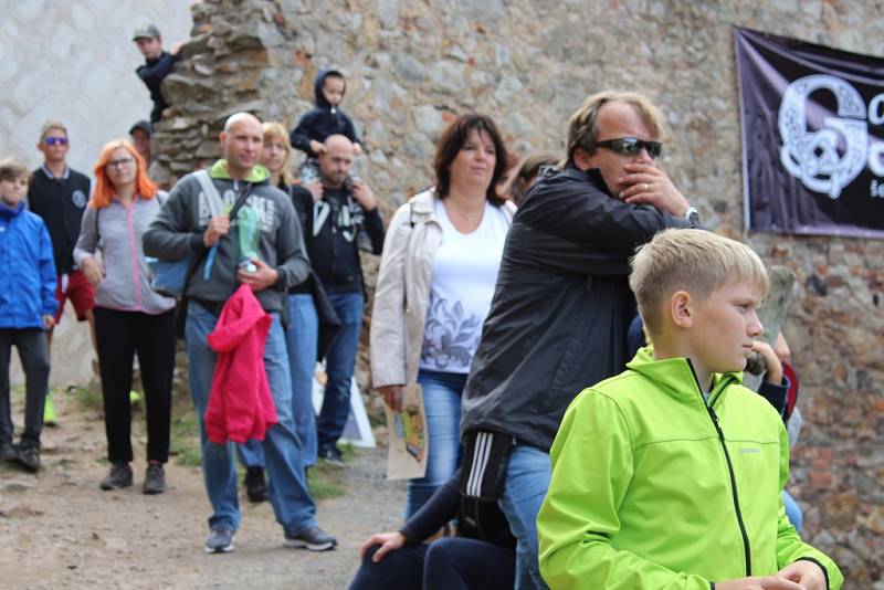 Šermířská utkání z drsného středověku, dobové stánky a další historické zajímavosti si v sobotu užili návštěvníci hradu Točník. 