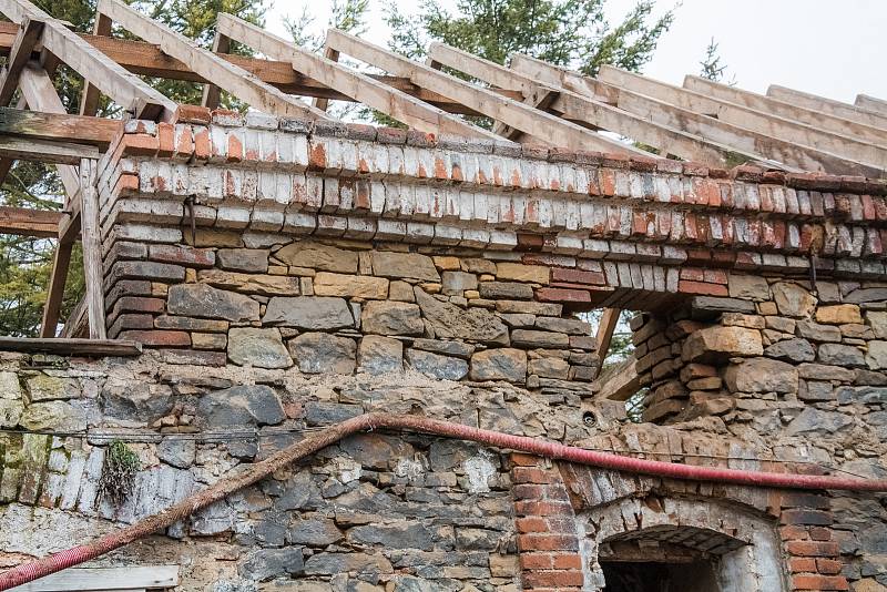 Bourací práce míří pomalu do finále a už se začíná postupně opravovat.