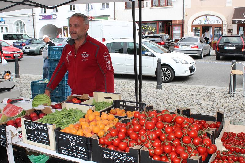 Trhovci na berounském Husově náměstí nabízejí několik druhů ovoce, většinou je dovezené ze zahraničí.