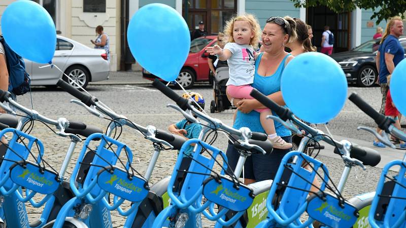 Ze spuštění projektu sdílených elektrokol na Husově náměstí v Berouně.