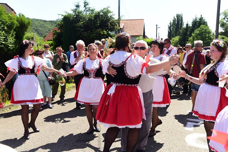 Staročeské suché máje v králodvorských Popovicích.