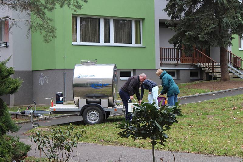 Obyvatelé tří panelových domů byli odkázáni na cisternu.