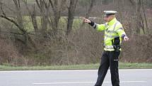 Policisté rozdávají řidičům vesty
