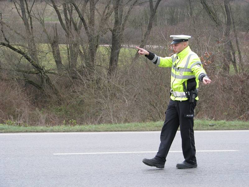 Policisté rozdávají řidičům vesty