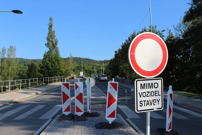 Lidé si  denně stěžují, na nečinnost stavební firmy a poukazují na to, že řidiči musí zbytečně most objíždět. Podle města, ale práce postupují podle harmonogramu.