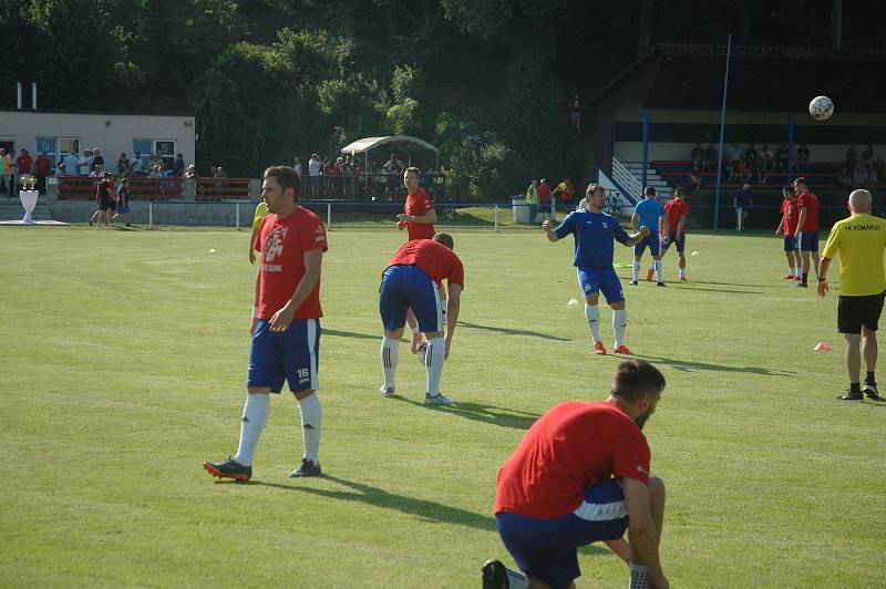 Přes 660 diváků sledovalo odvetný zápas finále poháru, ve kterém se radoval z poháru pro prvního Komárov (v modrém).