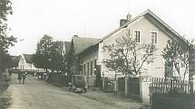 Na pohlednici Broum zhruba z roku 1930 je obchod s benzinovou pumpou pana Jonáka.
