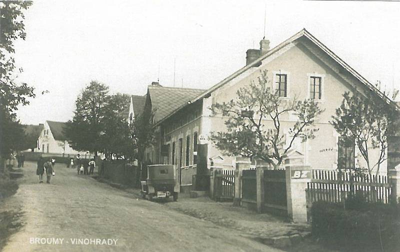 Na pohlednici Broum zhruba z roku 1930 je obchod s benzinovou pumpou pana Jonáka.