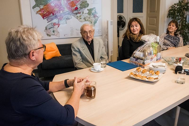 Jaroslav Frolík se svojí dcerou Lenkou Hlaváčkovou při návštěvě berounské radnice