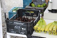 Trhovci na berounském Husově náměstí nabízejí několik druhů ovoce, většinou je dovezené ze zahraničí.