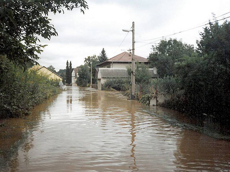 V roce 2002 přišly stovky rodin v Hýskově, Nižboru, Srbsku, Karlštejně i Zadní a Hlásné Třebani o střechu nad hlavou. Dodnes nejsou před velkou vodou chráněni. Protipovodňová opatření se zrealizovala pouze v Berouně a Králově Dvoře.