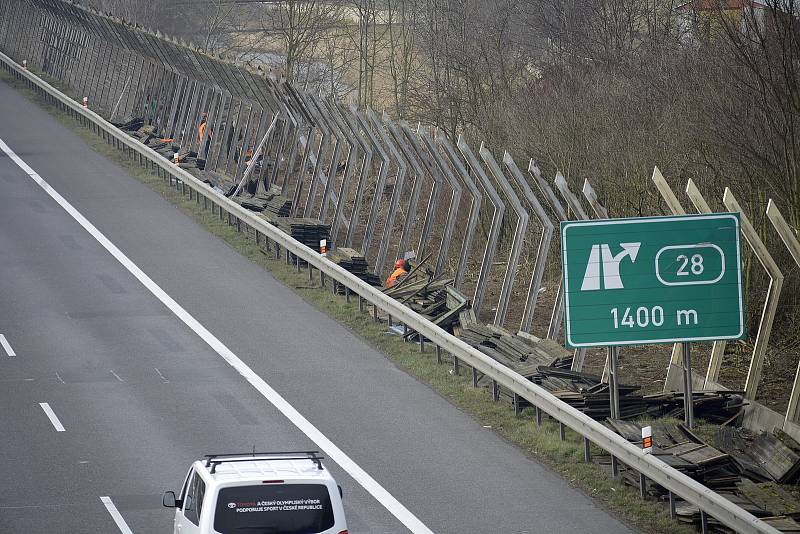 Práce na opravách protihlukové stěny u Zdic