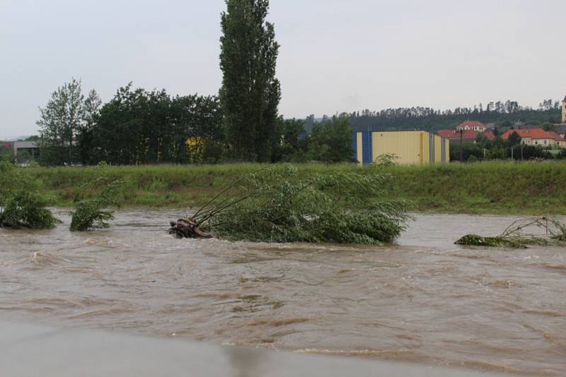 Litavka v Králově Dvoře a Berouně se již uklidňuje.