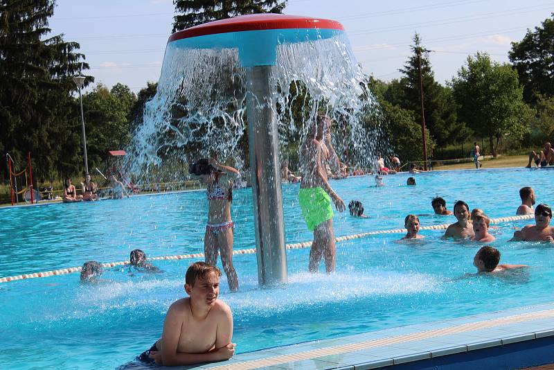 V aquaparku v Hořovicích a na koupališti ve Zdicích hledají v těchto dnech osvěžení každým dnem stovky lidí.