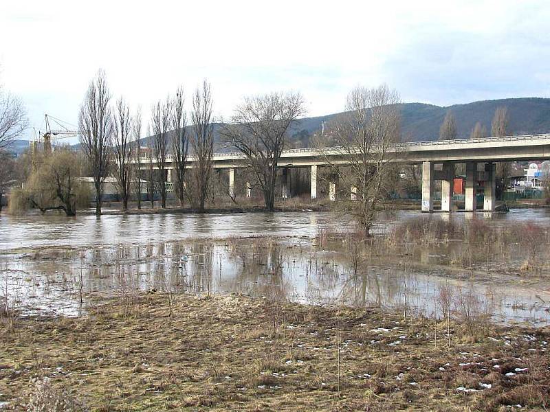 Berounka zaplavila několik zahrad, pole i cesty