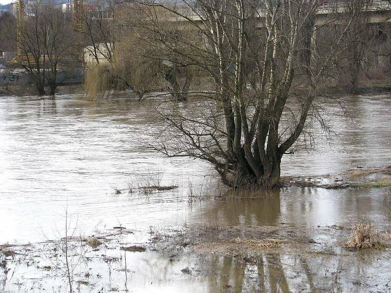 Berounka zaplavila několik zahrad, pole i cesty