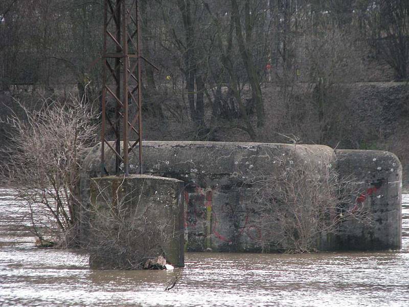 Berounka zaplavila několik zahrad, pole i cesty