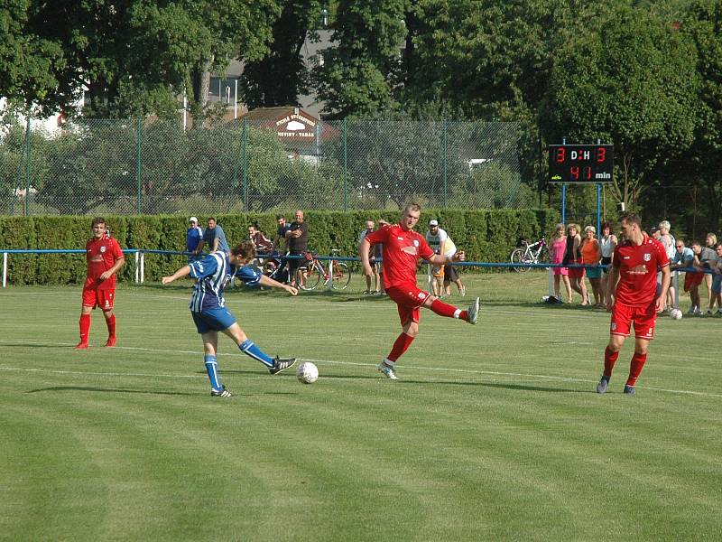 V Komárově převedli proti domácím fotbalové umění hokejisté Plzně (v modrém).