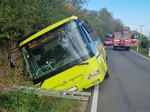 Poblíž obce Černín havaroval autobus.