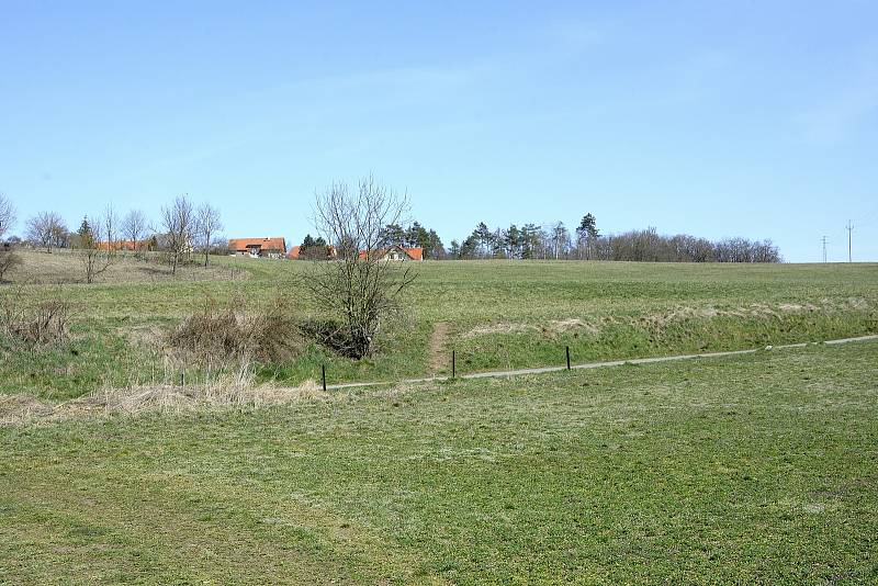 Lokalita v obci Srbsko známá jako Hrašov, kde se pozemky nacházejí.