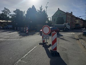 Začala třetí etapa stavby kanalizace na Zavadilce. Silnice z Berouna na Koledník je uzavřena.