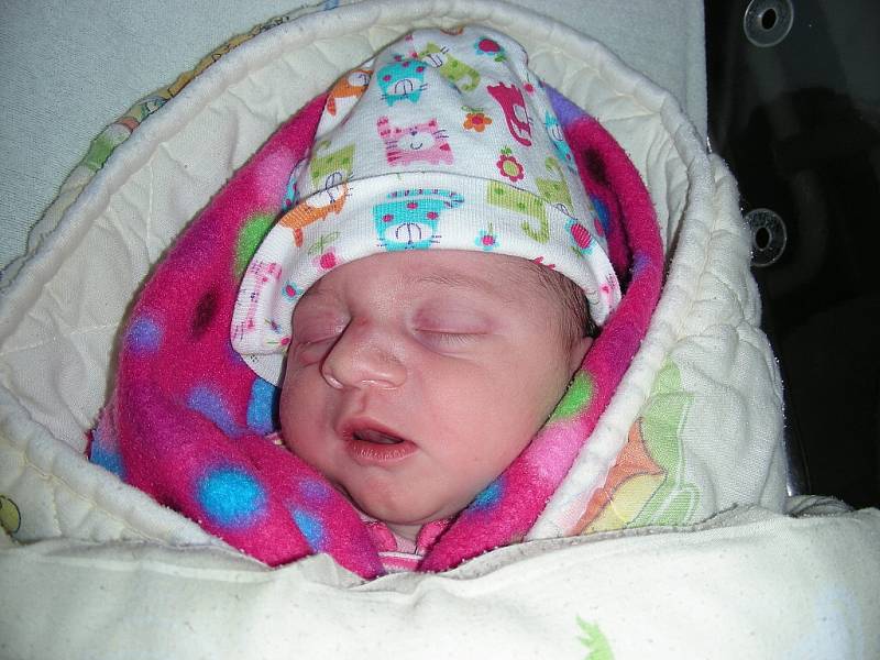 Holčička Izabella Deren se prvně rozkřičela do světa v pondělí 5. srpna, 55 minut po 5. hodině a sestřičky jí navážily 3,04 kg. Rodiče přivedli dcerku na svět společně a mají ze svého prvního miminka velkou radost. 