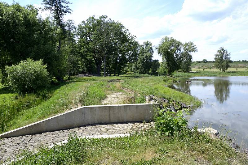 Stezka povede po hrázi rybníka Valcverk