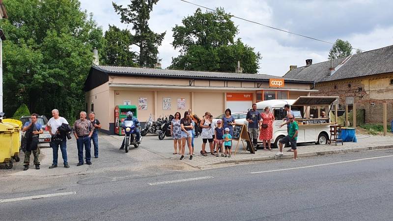 Desítky mopedistů i mopedistek se v sobotu před polednem sešly u obecního úřadu v Lochovicích.